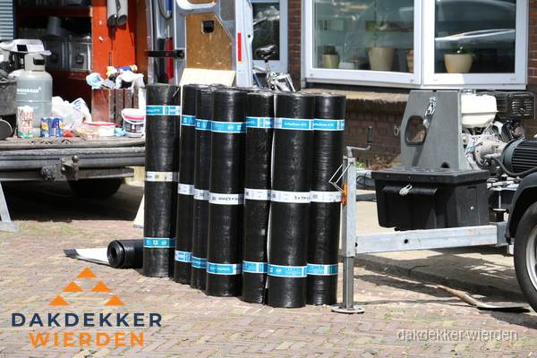 Rollen bitumen dakbedekking klaar voor daklekkage reparatie in Wierden Rollen bitumen dakbedekking klaar voor daklekkage reparatie in Wierden