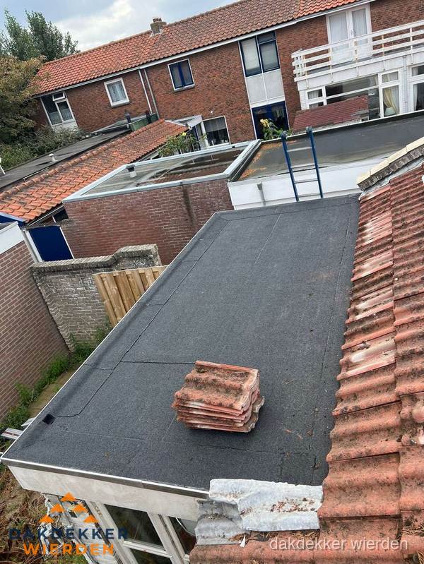 Aanbouw plat dak met reservepannen voor dakpannen vervangen in Wierden Aanbouw plat dak met reservepannen voor dakpannen vervangen in Wierden