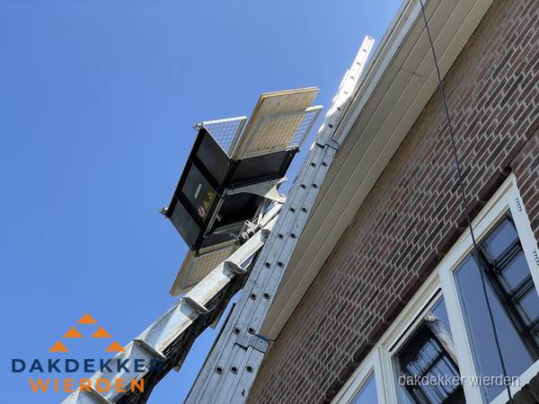 Dakgoot vervangen met dakdekkerslift in Wierden Dakgoot vervangen met dakdekkerslift in Wierden