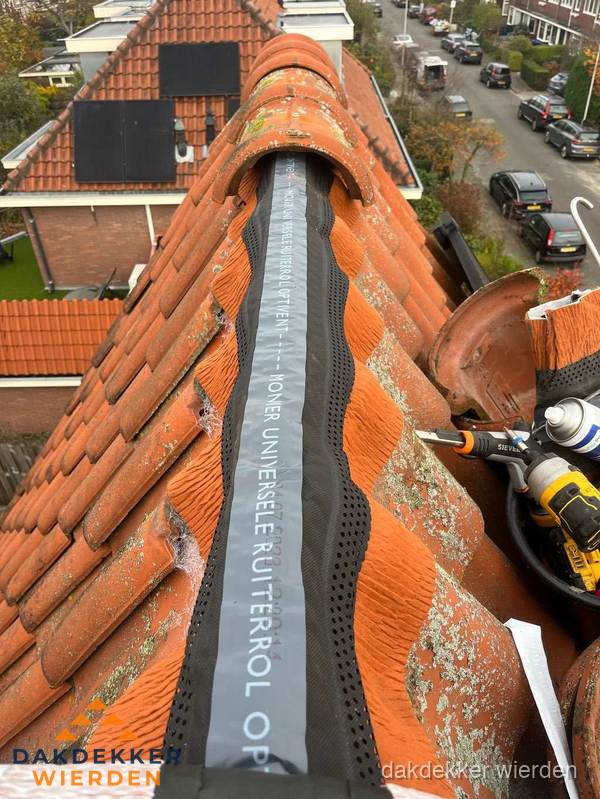 Dakdekker vervangt nokvorst met ruiterrol op pannendak in Wierden Dakdekker vervangt nokvorst met ruiterrol op pannendak in Wierden