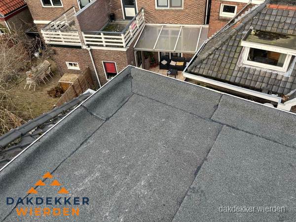Overzicht plat dak met dakgoot in woonwijk Wierden Overzicht plat dak met dakgoot in woonwijk Wierden