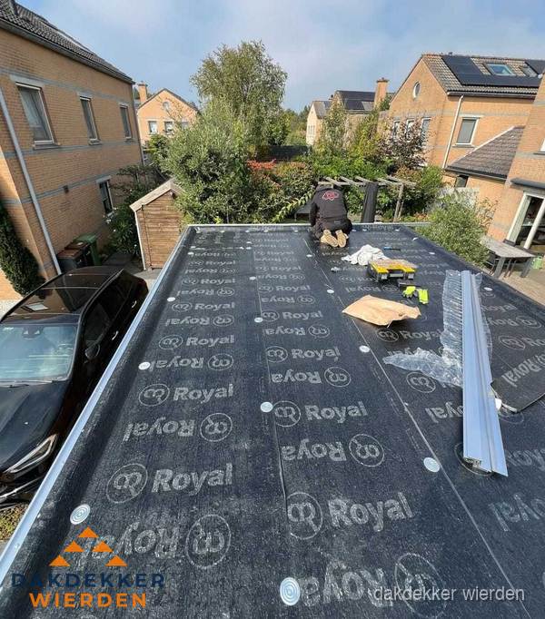 Dakdekker aan het werk op plat dak renovatie in Wierden Dakdekker aan het werk op plat dak renovatie in Wierden