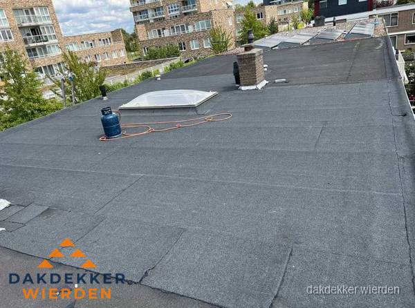 Bitumen dakbedekking op plat dak met lichtkoepel en schoorsteen in Wierden Bitumen dakbedekking op plat dak met lichtkoepel en schoorsteen in Wierden