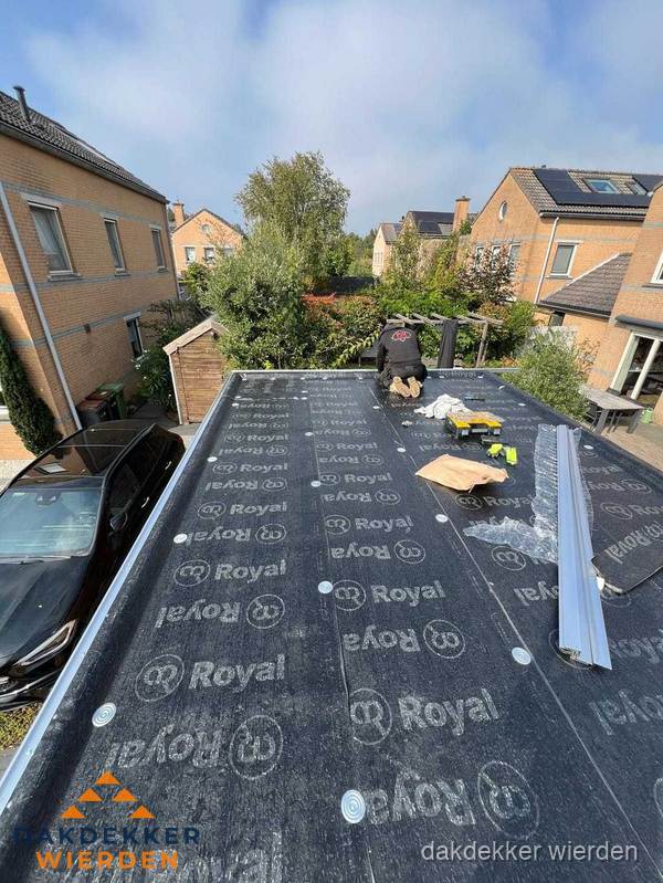Nieuwe Royal bitumen dakbedekking op plat dak van aanbouw in Wierden Nieuwe Royal bitumen dakbedekking op plat dak van aanbouw in Wierden