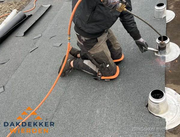 Dakdekker repareert bitumen dakleer bij dakdoorvoer in Wierden Dakdekker repareert bitumen dakleer bij dakdoorvoer in Wierden